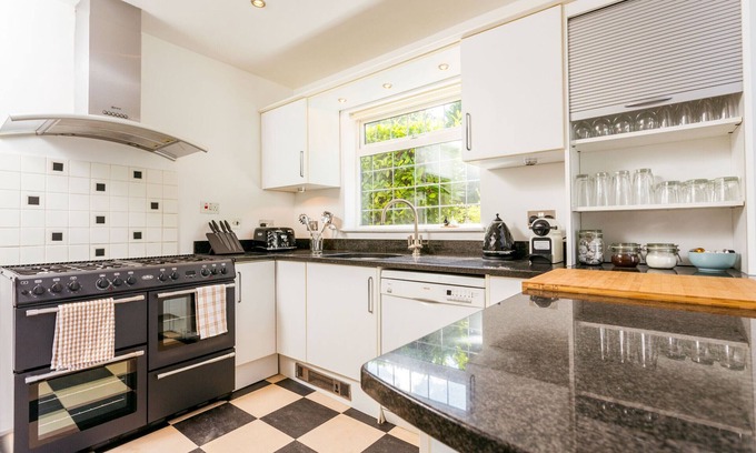 Cherry Hinton House | The Queen Edith Place - Lovely 6BDR Home in Secluded Neighbourhood