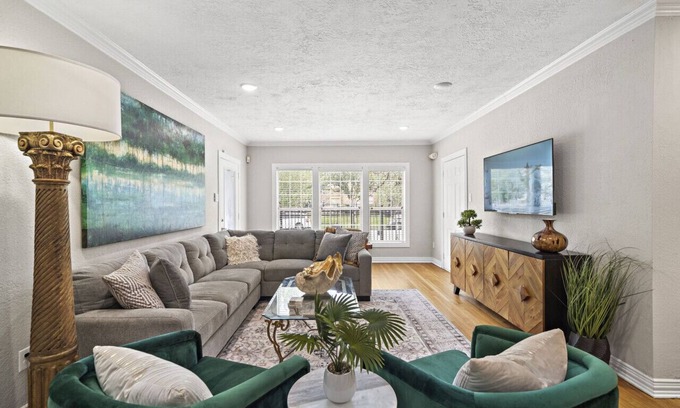 South Central Houston Apartment | The Queen's Gambit I