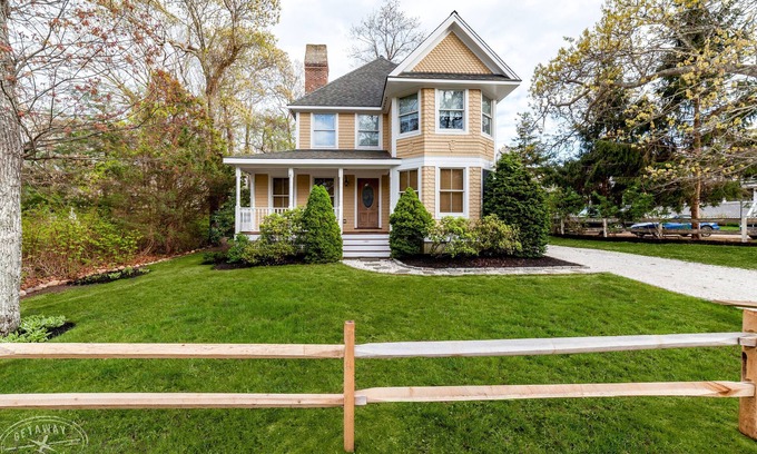 East Chop House | The quintessential MV home. Now booking for 2026!