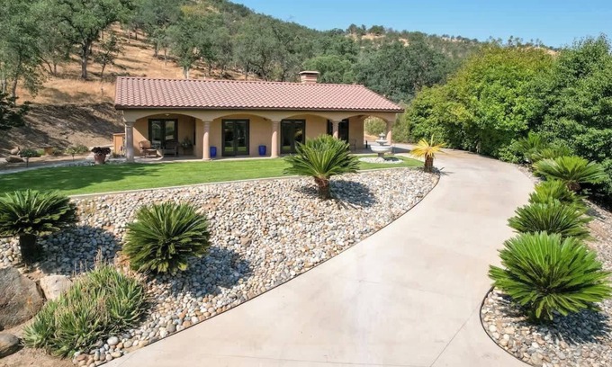 Springville House | The Ranch Guesthouse, wake up to serenity!
