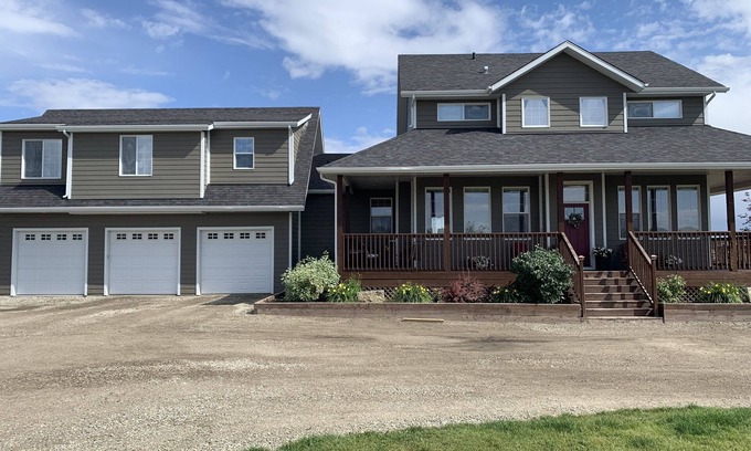 Calgary House | The Ranche Country views within 10 min to South Calgary and Okotoks. Stampede!