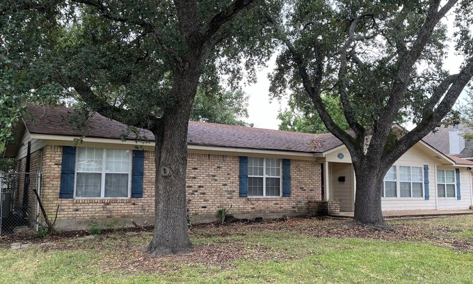 College Station House | The Ranger House, 5 minutes to TAMU campus, quiet street, large fenced backyard