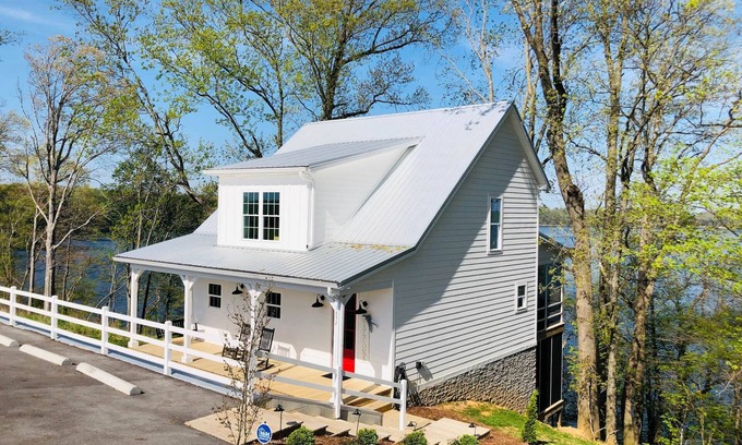 Scottsville House | the Red Door Lakeside