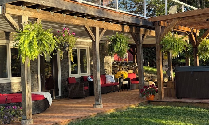 Chester House | The Red Horseshoe Retreat with HOT TUB