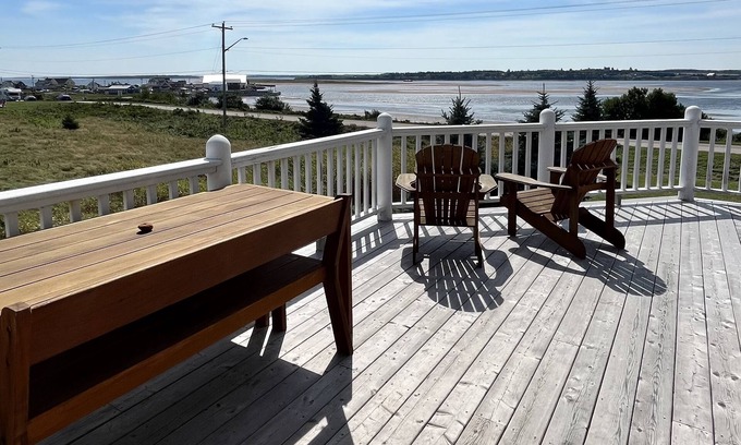 North Rustico House | The Red Rock Beach House 🌊 Relax, Unwind & Enjoy! *Reduced Fall/Winter Rates!*