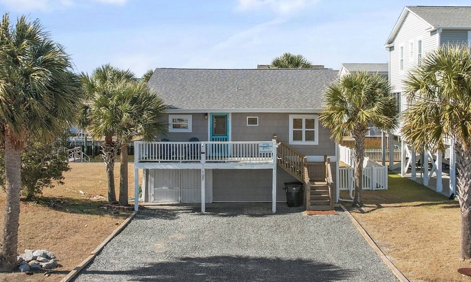 Holden Beach House | "The Reel Pour House" - Pet Friendly Canal Home, 2 Bedrooms/2 Bathrooms