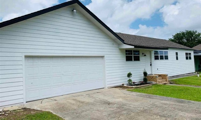Orange House | The Refined Lodge 4 bedroom all amenities close by!