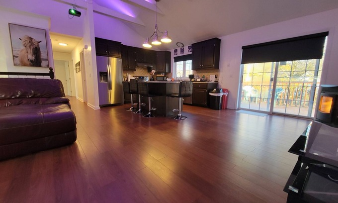 Westside Norwich House | The Retreat - 6 beds/3baths- Indoor Hot Tub, Theatre, Pool Tble, Mins to Casinos