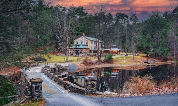 Layton House | The retreat at Poconos Mansion | 50 guests | private