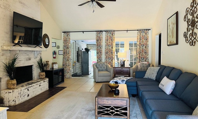 Malbis House | The Retreat - Entire Residential Home!