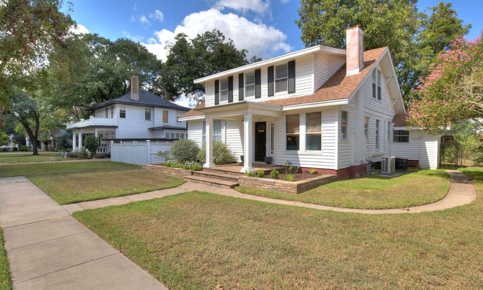 Smithville House | The Retreat on Mills Street-Downtown Smithville