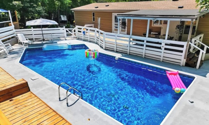 South Belmont House | "The Retreat" w/Pool + Hot Tub + Game Room + King Suite