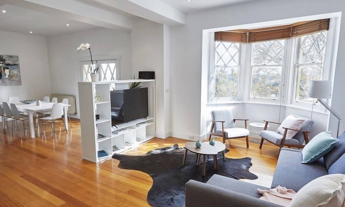 St Kilda Apartment | The Ritz- large St Kilda apartment w amazing views