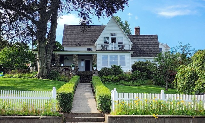 Collinsville House | The River House - Collinsville - A Historic Beauty!