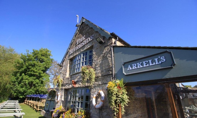 Lechlade Hotel | The Riverside