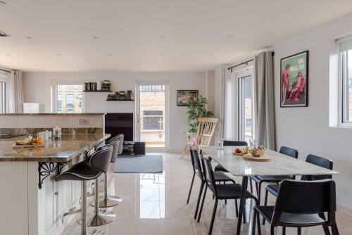 Clerkenwell Apartment | The Roof is on "Fire" - Farringdon - by Frankie Says