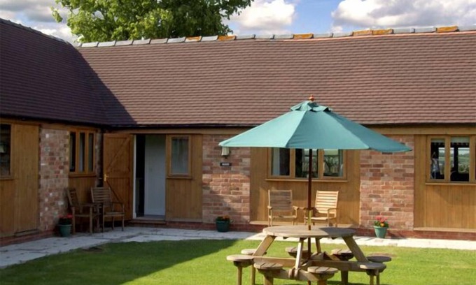 Stratford-upon-Avon Cottage | THE ROOST, family friendly, with a garden in Clifford Chambers