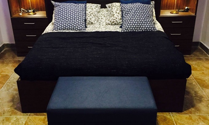 Amman Apartment | The Royal Luxury Superior Queen cot