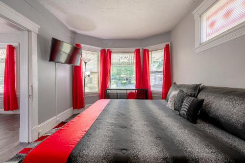 Cleveland House | The Rubi Lounge - Private Rooms with Shared Kitchen, Living Room And Bathroom Free Street Parking Near Downtown