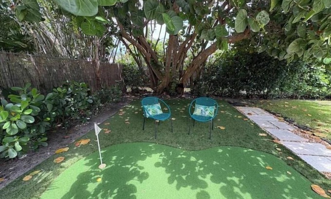 Palm Beach - West Palm Beach House | The Seagrape House-Designer & Airy, King Bed, Private Backyard, Putting Green!