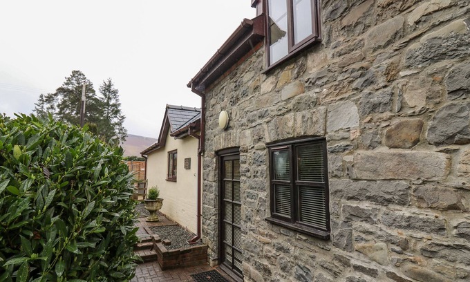 Llanwrthwl Cottage | THE SEARLE, pet friendly, character holiday cottage in Rhayader