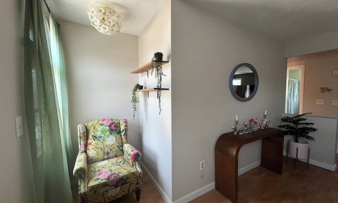 Bristol Apartment | The Secret Garden - King Bed, Pets Welcome!