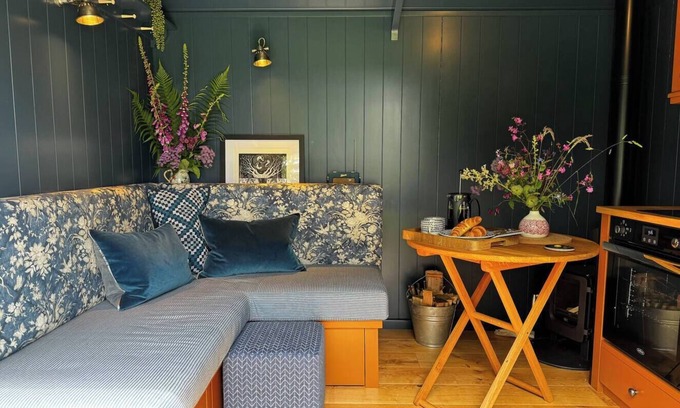 Lupton House | The Sett, a Stunning Shepherd’s Hut & Hot Tub