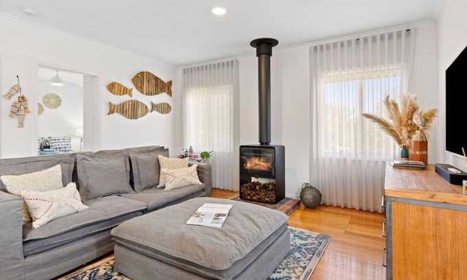 St Leonards House | The Shack- Fireplace, walk to beach, pet friendly
