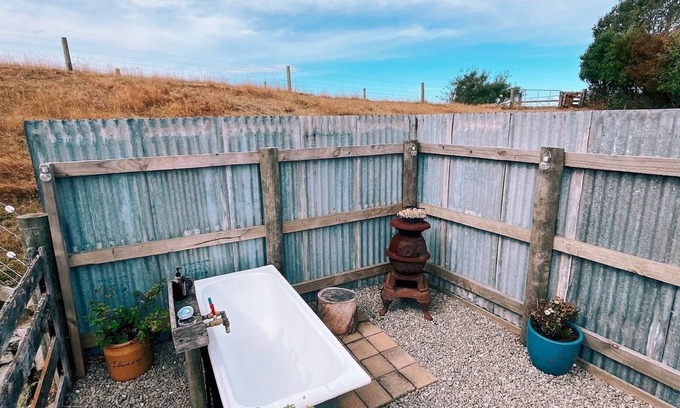 Oamaru Cabin | The Shepherd's Rest with alpaca, sheep & outdoor bath. Close to Oamaru.