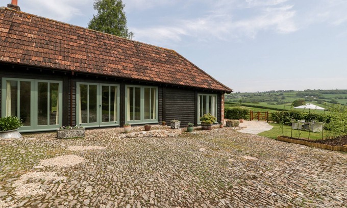 Honiton Cottage | THE SHIPPON, romantic, with hot tub in Honiton