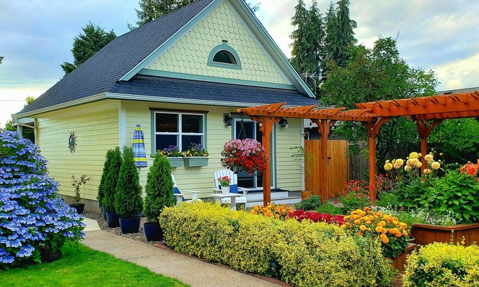 Silverton House | The Silverton Cottage- A garden retreat
