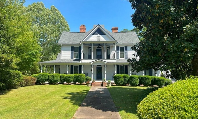 Hartwell House | The Skelton House: spacious 8-bedroom house in charming Downtown Hartwell