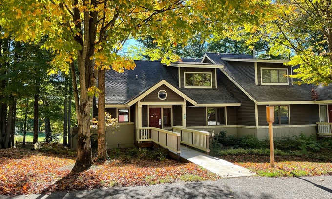 Thompsonville Condo | The Ski & Tee - 5 bdrm condo on 18th fairway & steps from ski trail