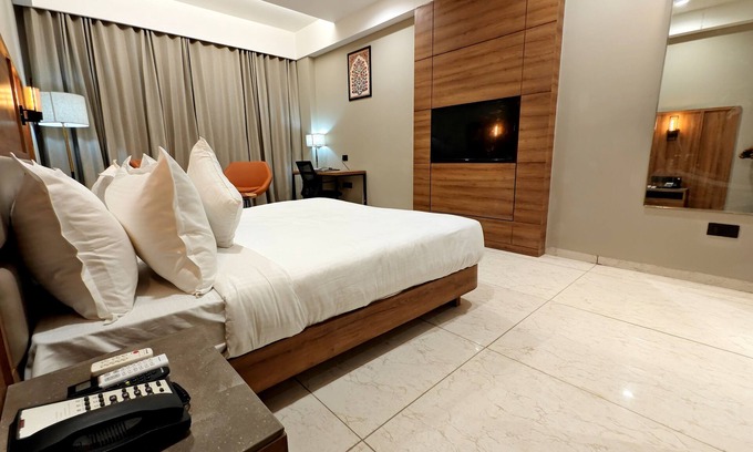 Jamnagar Hotel | The Sky Imperial Hotel Kailash