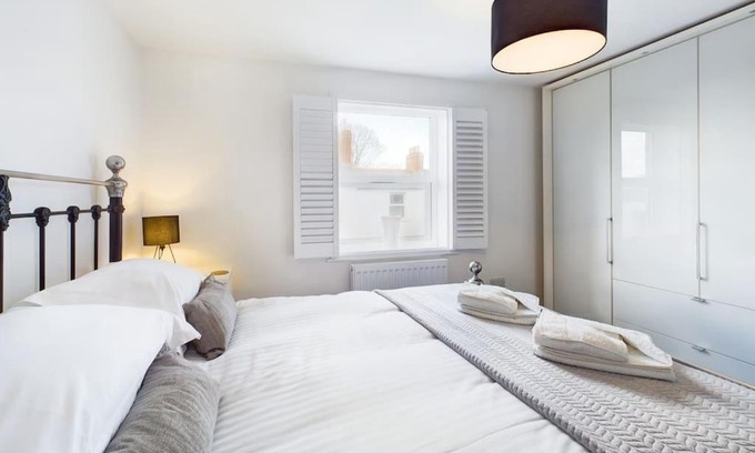 Cheltenham House | The Snug Central Cosy Good Wi-Fi