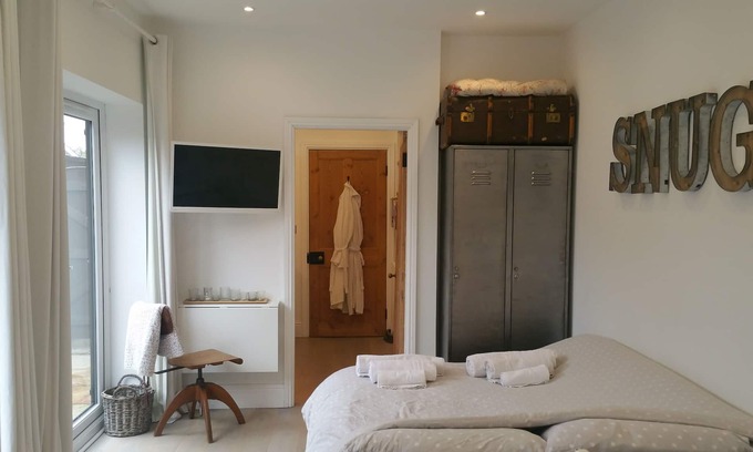 Riccall Apartment | 'The Snug' nr York: stunning self-contained studio @ Old Station Master's House.