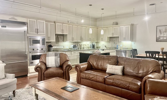 Oxford Condo | The Square at your doorstep/mile to the Grove! Luxury condo!
