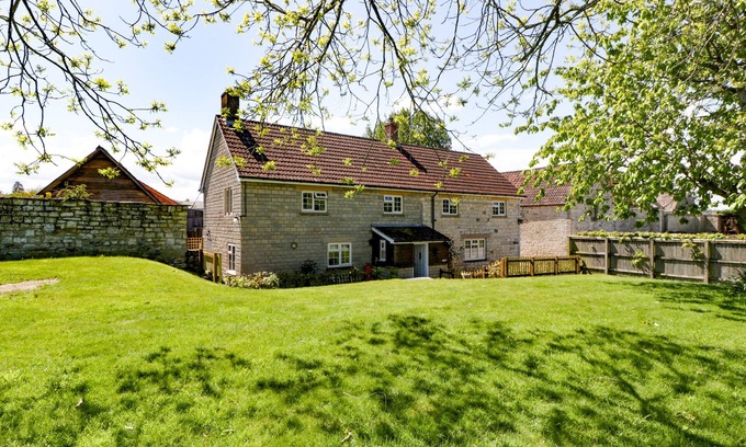 Sherborne Cottage | THE STABLE HOUSE, pet friendly, with hot tub in Sherborne