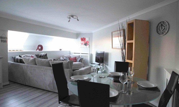 East End Apartment | The Stables: Fabulous stylish flat in Merchant City & Parking