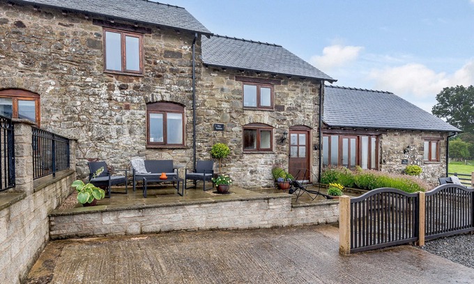 Welshpool Cottage | THE STABLES, family friendly, with a garden in Llanfair Caereinion