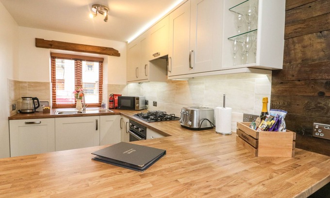 Milnthorpe Cottage | THE STABLES, family friendly, character holiday cottage in Endmoor