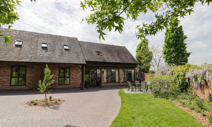 Belbroughton Cottage | THE STABLES, family friendly, with a garden in Belbroughton