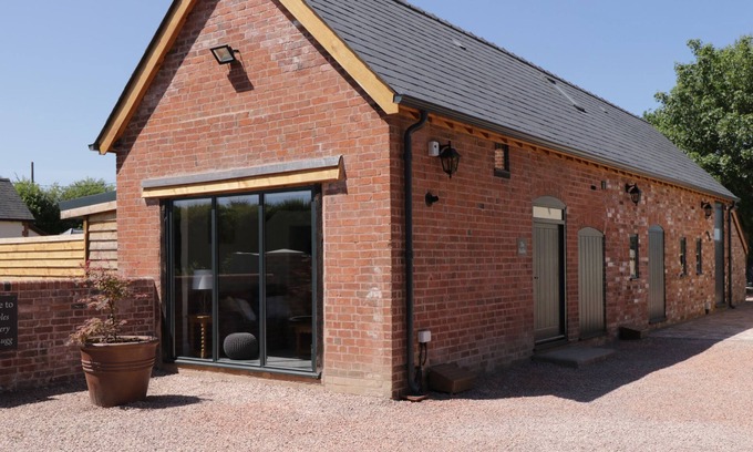 Hereford Cottage | THE STABLES, pet friendly, with hot tub in Hereford