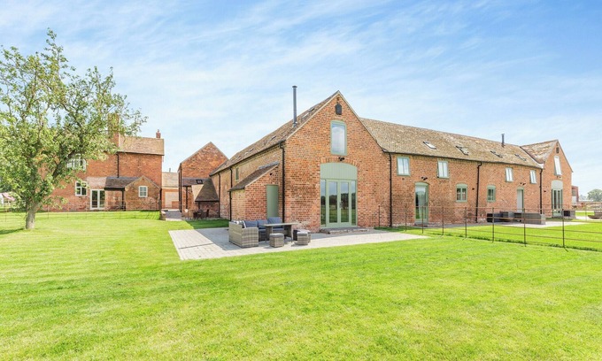 Shrewsbury Cottage | The Stables - UK44139