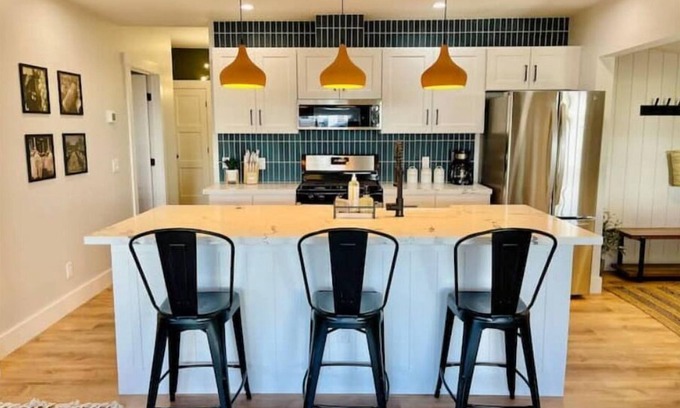 Cottonwood House | The Stay on Main/Modern Cottage/1 mi. to Old Town!