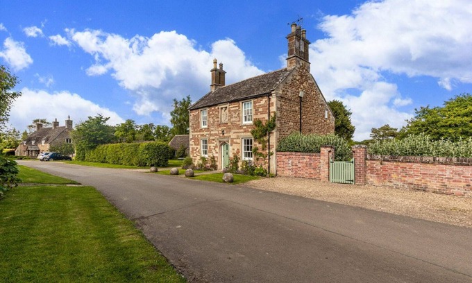 Medbourne House | The Stone House - Hot Tub Packages Available