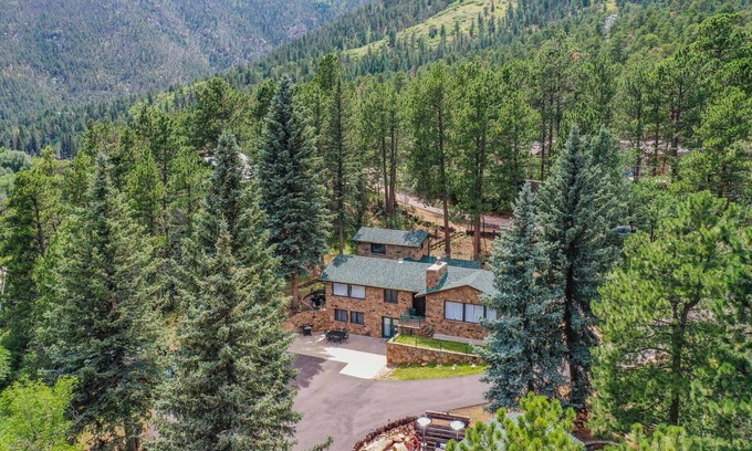 Cascade House | The Stone Lodge | Sleeps 15 | Hot Tubs | Game Room