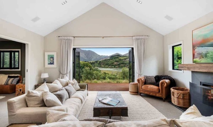 Queenstown House | The Stowaway