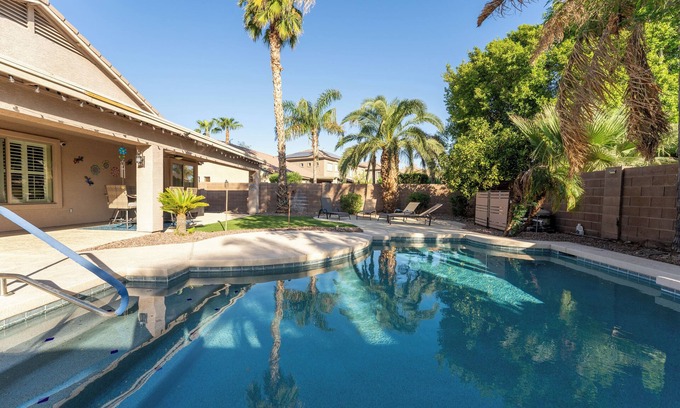 Cottonflower House | The Sun Goddess: 3-Bedroom Oasis with Private HEATED Pool. Close to Everything!