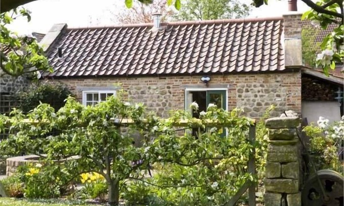 Ferrensby Apartment | THE SUN HOUSE, luxury holiday cottage, with a garden in Ferrensby